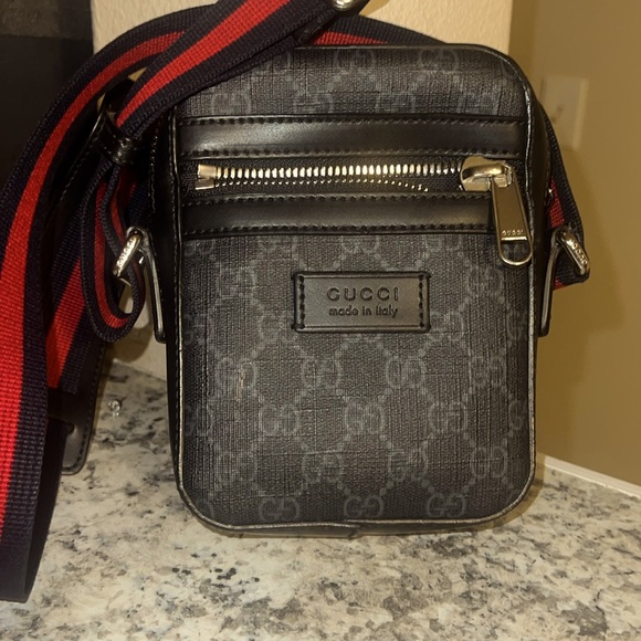 GUCCI: GG BLACK SMALL MESSENGER BAG - Picture 3 of 4
